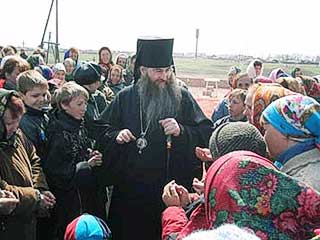 Архиепископ Саратовский Лонгин обещал помочь бабушке, которую не пускают в храм в брюках