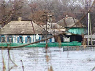 1220 жителей Якутии, в том числе 283 ребенка, эвакуированы МЧС за последние сутки из населенных пунктов республики, подвергшихся подтоплению из-за паводка на реках