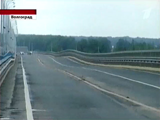Новый мост через Волгу, открытый в Волгограде около полугода назад, в четверг вечером был перекрыт для движения автомобилей в экстренном порядке