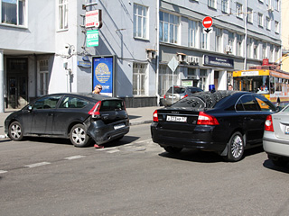 В районе перекрестка улица Покровка с Потаповским переулком черный автомобиль марки Volvo, выехав на встречную полосу, протаранил Citroen