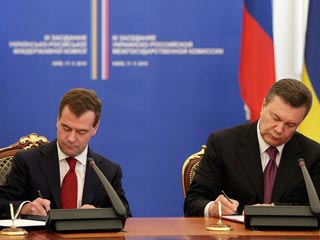 НГ: Медведев на закрытых переговорах добился от Януковича уступок по морской границе