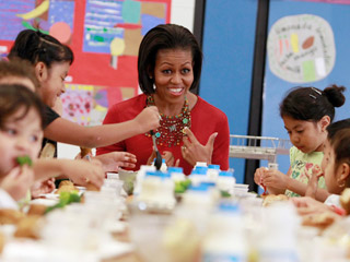 Американская школьница бросила вызов первой леди США Мишель Обаме в ходе ее визита в одну из начальных школ неподалеку от Вашингтона