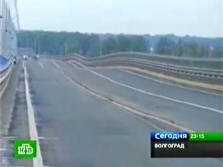 Специалисты не исключают, что новый мост в Волгограде расшатался из-за подземных толчков, которые и вызвали столь сильную амплитуду колебаний