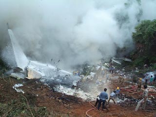 Самолет индийской государственной авиакомпании Air India Express разбился в субботу утром при заходе на посадку в аэропорту города Мангалор в штате Карнатака на юго-западе страны