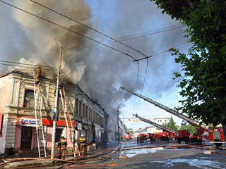Пять двухэтажных домов горят в центре Рязани на улице Горького