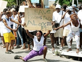Ямайские полицейские требуют от жителей Кингстона разобрать баррикады, которые препятствуют аресту и экстрадиции в США предполагаемого наркодилера