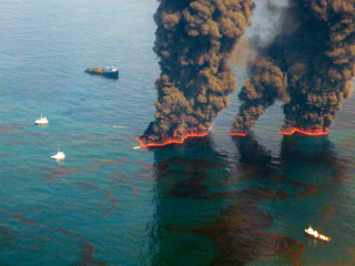 В США растет недовольство действиями компании BP, специалисты которой уже более месяца не могут прекратить утечку в Мексиканский залив нефти из поврежденной подводной скважины