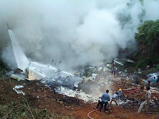 На месте авиакатастрофы Boeing-737-800 в Индии, в результате которой погибли 158 человек, найдены оба бортовых самописца