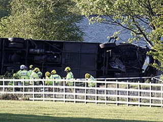Три человека погибли и 39 получили ранения в результате серьезного ДТП с участием школьного автобуса на северо-западе Великобритании