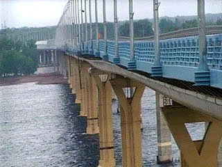 "Танцующий мост" в Волгограде так и не открыли - помешал сильный ветер