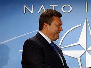 НАТО считают внутренним делом Украины и уважают суверенное решение руководства государства относительно обретения внеблокового статуса, о чем заявляет Президент Украины Виктор Янукович