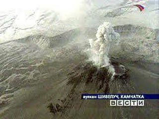 Самый северный действующий вулкан Камчатки Шивелуч выбрасывает столбы пепла на высоту до 4,5 километра