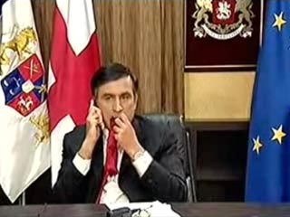 Очевидно, Саакашвили обернул в риторику старый конфуз: весь мир обошли кадры британской ВВС, во время конфликта с Россией в августе 2008 года. Президент Грузии, разговаривая по телефону, теребил во рту кончик своего галстука