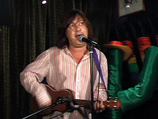 Нью-йоркский музыкант Роджер Гринауолт собирается перезаписать все песни The Beatles на укулеле - гавайской четырехструнной гитаре