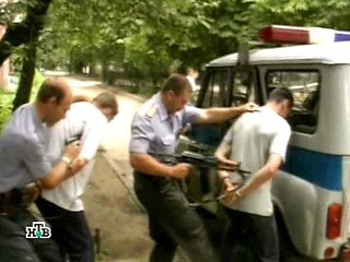 В Сахалинской области милиционеры задержали двух шестнадцатилетних подростков, которых продозревают в убийстве мальчика. Мотивом преступления стало желание завладеть сотовым телефоном ребенка