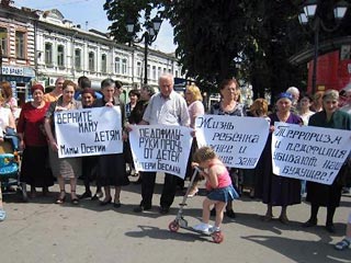 Акция в поддержку Адельмины Цогоевой, убившей год назад предполагаемого насильника ее четырехлетней дочери, прошла в пятницу в центре Владикавказа. "Верните маму детям", "Педофил понес заслуженное наказание" - таковы основные лозунги акции