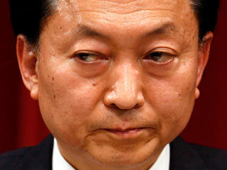Правящая коалиция Японии обвиняет премьер-министра Юкио Хатояму в невыполнении предвыборных обещаний