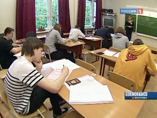 Выпускники школ сдают ЕГЭ по русскому языку - первый из двух обязательных экзаменов