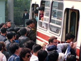 Китайским водителям запретили называть пассажиров "товарищами" - теперь так зовут лишь геев