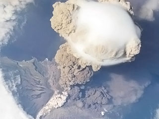 На Камчатке началось извержение вулкана Безымянный. Он выбросил столб пепла на высоту до 10 км над уровнем моря
