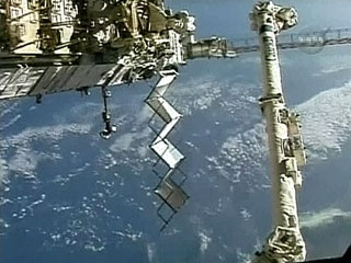 Интернациональное трио космонавтов из экипажа МКС летит к Земле, и через три с небольшим часа спускаемый аппарат корабля "Союз" должен приземлиться в казахстанской степи