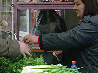 В Москве, как подсчитали эксперты международной исследовательской компании АС Nielsen, 34% жителей в 2010 году стали посещать магазины уровня продовольственных дискаунтеров, тогда как в 2009-ом это делали лишь 26%