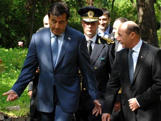 Президент Румынии Траян Бэсеску и президент Грузии Михаил Саакашвили, 2 июня 2010 года