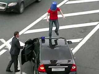 Федеральная служба охраны (ФСО) России заявила, что глубоко озабочена инцидентом  с машиной ведомства, по крыше которой пробежал молодой человек, и предостерегает от повторения подобных выходок