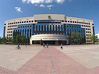 Парламент Казахстана поддержал решение президента Нурсултана Назарбаева, не подписавшего в четверг закон, наделяющий его статусом лидера нации