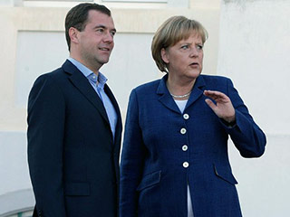 Центральной международной темой предстоящих сегодня переговоров президента России и канцлера Германии Ангелы Меркель в рамках продолжающегося рабочего визита Дмитрия Медведева в ФРГ станет продвижение в ОБСЕ концепции Договора о евробезопасности