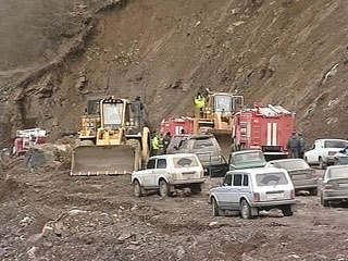 Сотрудники МЧС Северной Осетии вывозят отдыхающих, которые после ливневых дождей оказались заблокированы водой в населенном пункте Урсдон Дигорского района