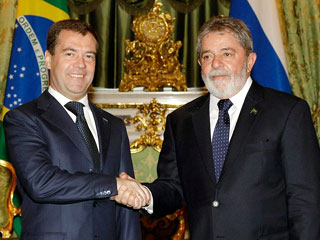 "7 июня мы открываем безвизовый режим", - сказал президент РФ Дмитрий Медведев на пресс-конференции в Кремле после переговоров с бразильским коллегой Луисом Инасиу Лулой да Силвой 14 мая