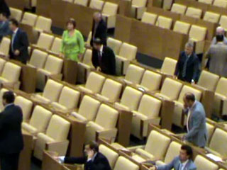 Депутаты прогуливают заседания Госдумы сотнями и бегают по залу с чужими карточками