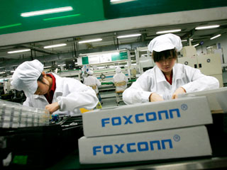 Тайваньская компания Foxconn, пораженная волной самоубийств рабочих, повышает им зарплату