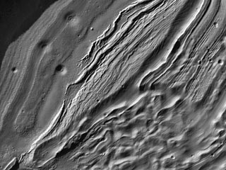 Новый проект создания геологической карты Марса позволил подтвердить гипотезу о существовании в прошлом огромного озера, диаметром 2 тысячи километров и глубиной восемь километров, на месте нынешней равнины Эллада в южном полушарии планеты