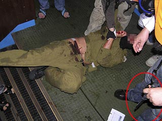 В частности, в письме Эдельштейна к Reuters говорится, что с одного из снимков, на котором изображен поваленный на пол израильский спецназовец, исчез фрагмент с ножом в руке одного из пассажиров Mavi Marmara