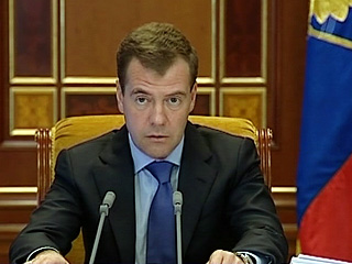 Президент России Дмитрий Медведев во вторник поручил правительству рассмотреть возможность сокращения численности чиновников в стране на 20%