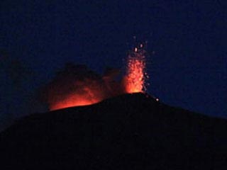 В поселке Ключи на Камчатке выпал пепел черного цвета от извержения вулкана Ключевская сопка