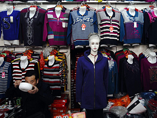 В связи с созданием Таможенного союза на рынок Белоруссии через Казахстан может пойти поток дешевой китайской одежды