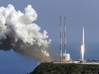 Пуск второй южнокорейской космической ракеты KSLV-1 завершился неудачно, скорее всего, из-за череды взрывов в первой ступени, разработанной и изготовленной в России, считает южнокорейская пресса