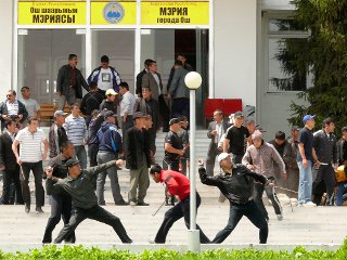 В центре киргизского Оша (на юге) агрессивно настроенная молодежь устроила драку, грабила магазины и била витрины