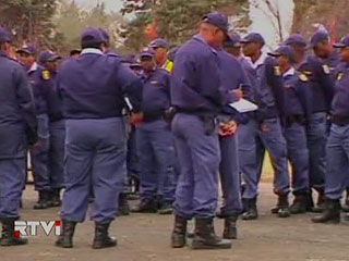 Полицейские ЮАР грозят объявить забастовку, требуя повышения зарплаты
