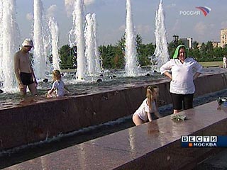 Сегодня в Москве установлен новый рекорд температуры, его окончательное значение будет известно в конце дня. Пока самым жарким 12 июня было в 1998 году. Тогда температура достигла плюс 30,8 градусов