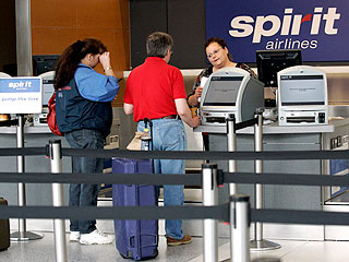 Тысячи пассажиров во многих аэропортах США не могут вылететь в пункты назначения из-за забастовки пилотов американской компании Spirit Airlines