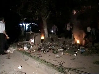 Три человека, по уточненным данным, пострадали из-за взрыва гранаты, брошенной неизвестными в ночь на воскресенье в гастроном в Махачкале