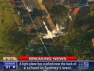 Легкомоторный самолет потерпел катастрофу в непосредственной близости от одной из школ, расположенной на юго-западе австралийского города Сиднея