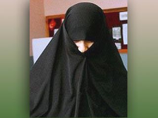 Власти Барселоны ввели частичный запрет на ношение мусульманской бурки, закрывающей все лицо. В постановлении говорится, что запрет касается муниципальных учреждений, рынков и библиотек