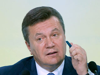 Президент Украины Виктор Янукович Янукович отреагировал на решение Стокгольмского суда по иску RosUkrEnergo, заявив о необходимости провести внутреннее расследование на Украине прежде, чем выполнять решение суда
