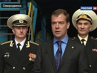 Президент России Дмитрий Медведев прибыл во вторник в Северодвинск в качестве верховного главнокомандующего страны, чтобы принять участие в церемонии спуска на воду атомной подводной лодки нового поколения "Северодвинск"