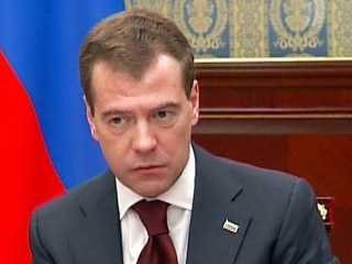 Дмитрий Медведев внес поправки в закон "О государственной гражданской службе", в которых предлагается установить в качестве предельного возраста пребывания на гражданской службе 60 лет вместо действующего ограничения 65 лет